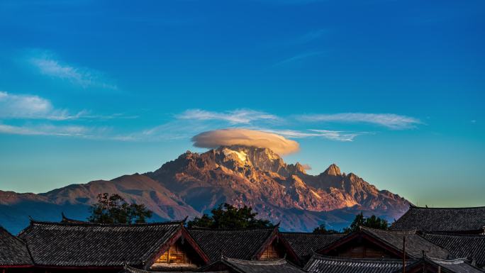 云南丽江古城玉龙雪山日照金山帽子云