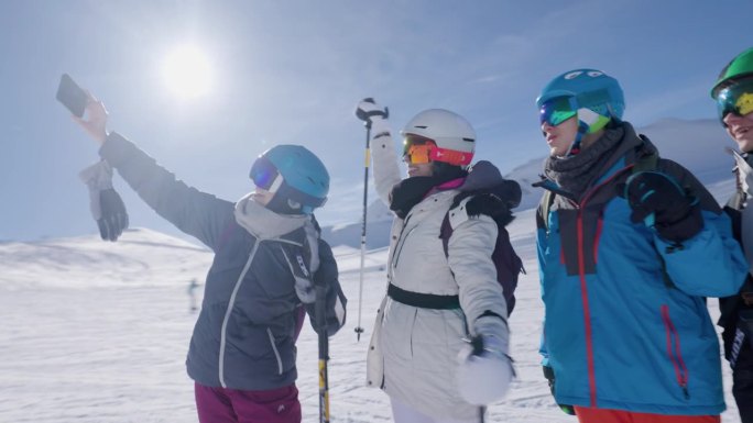 在一个阳光明媚的冬日，一家人在阿尔卑斯山的冰川滑雪胜地一起滑雪