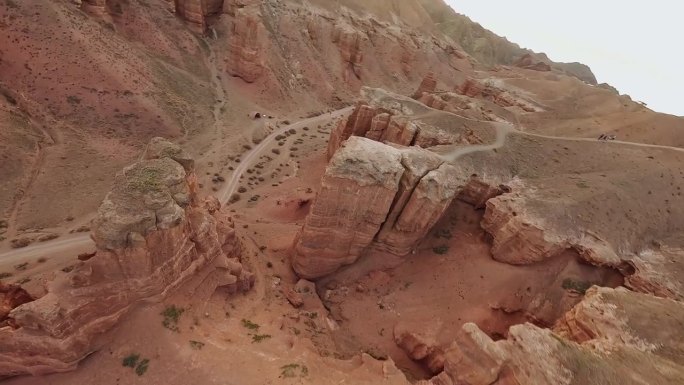 FPV无人机俯冲拍摄山地岩石地质地层石质结构速度坠落峡谷阳光自然鸟瞰图。悬崖地形电影海拔沙漠山谷景观