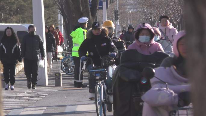 城市冬天车流街道骑行上班人文打拼清晨回家