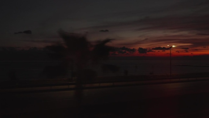 从移动的窗口记录，沿着海岸的海上日落之旅。