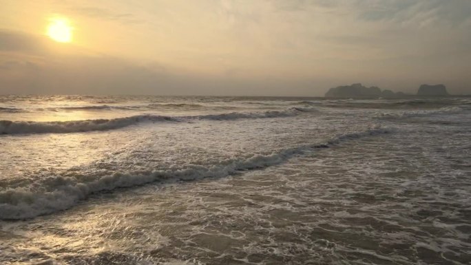 鸟瞰日落天空在海上