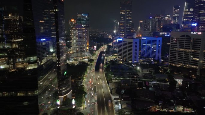 夜间雅加达市现代市中心交通街道道路航拍全景4k印尼