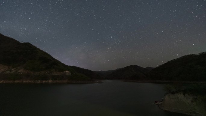 西安郊区秦岭里的水库星空延时