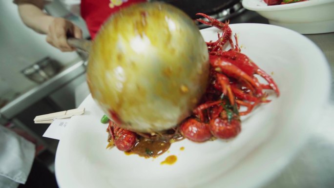 热闹餐厅大堂后厨制作小龙虾小龙虾宣传片