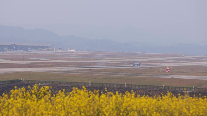 飞机飞过天空降落机场