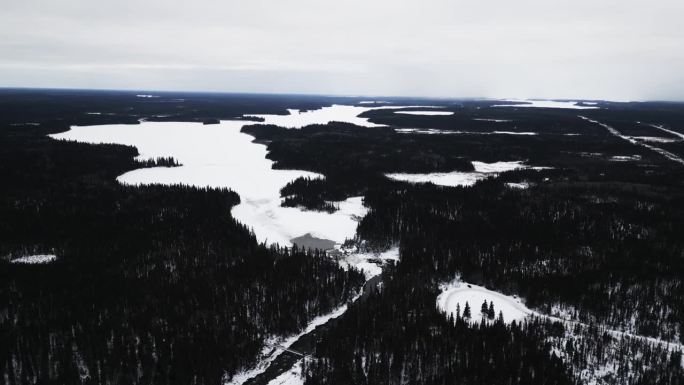 慢速4K无人机拍摄的环境地标Pisew Kwasitchewan瀑布省立公园附近的马尼托巴省北部北极