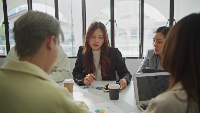 亚洲商务小组在办公室开会