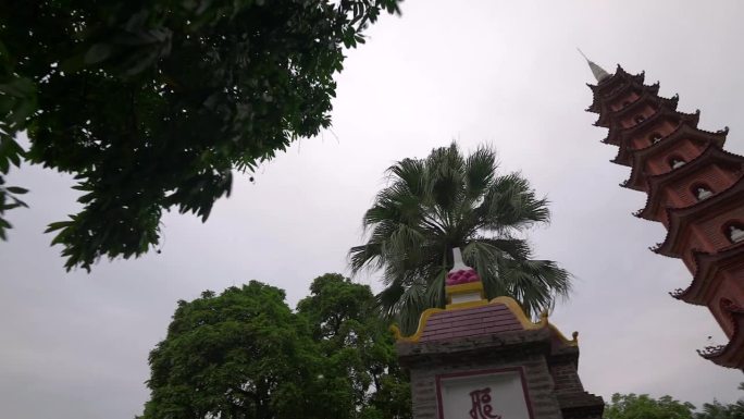 在河内的Tran Quoc宝塔的底层，当它矗立在阴云密布的天空中时，向上看，放眼望去。