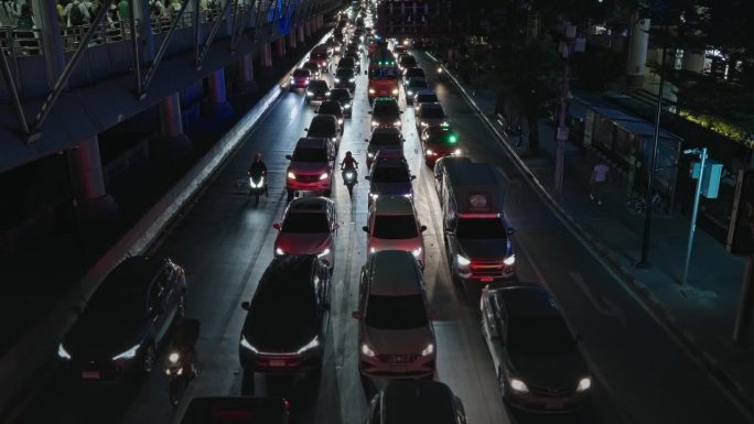 许多汽车在夜间行驶在高速公路上