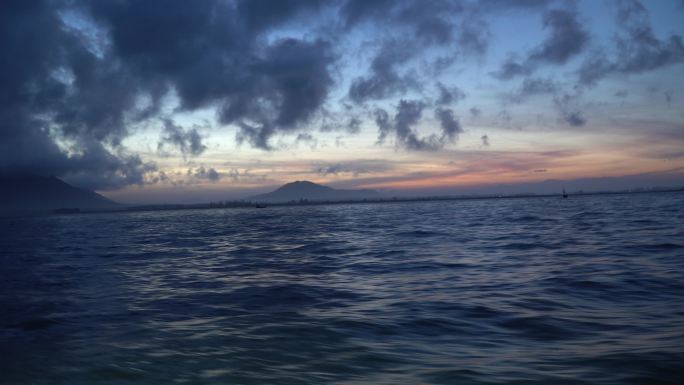 海面波浪日出晨光