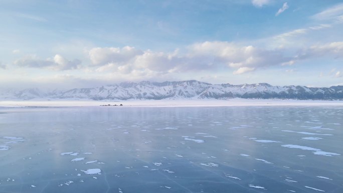 航拍赛里木湖蓝冰 冬季雪景