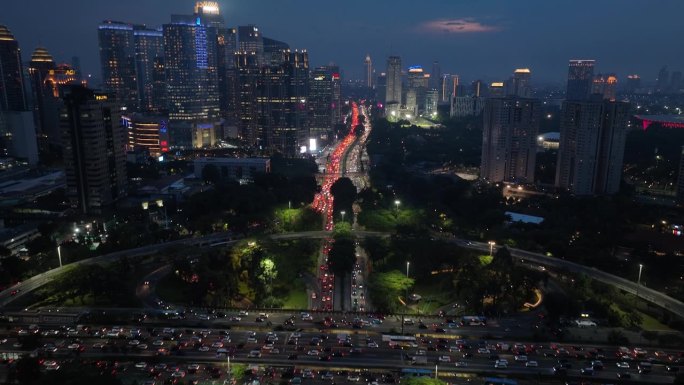 夜间照明雅加达市中心著名的交通街道道路立交空中俯视全景4k印度尼西亚