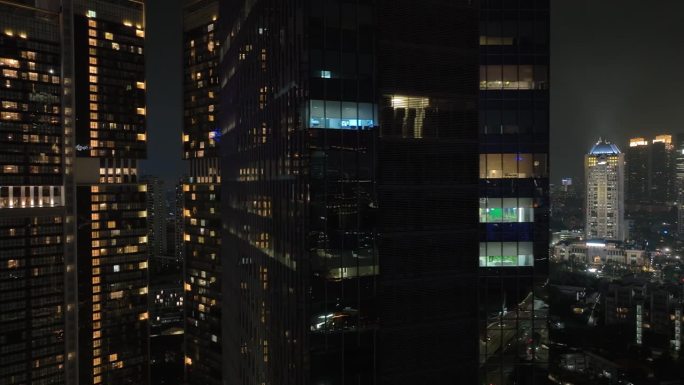 夜间照明雅加达市中心现代办公室外正面航拍全景4k印尼