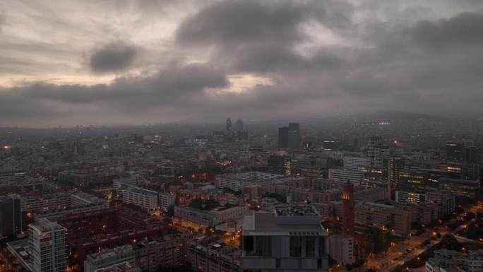 日落之夜照明巴塞罗那市中心最著名的建筑区航拍全景4k西班牙