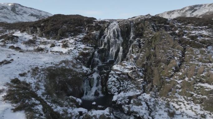 在苏格兰斯凯岛，新娘的面纱瀑布带着雪花，鸟瞰捕捉大自然的宁静之美