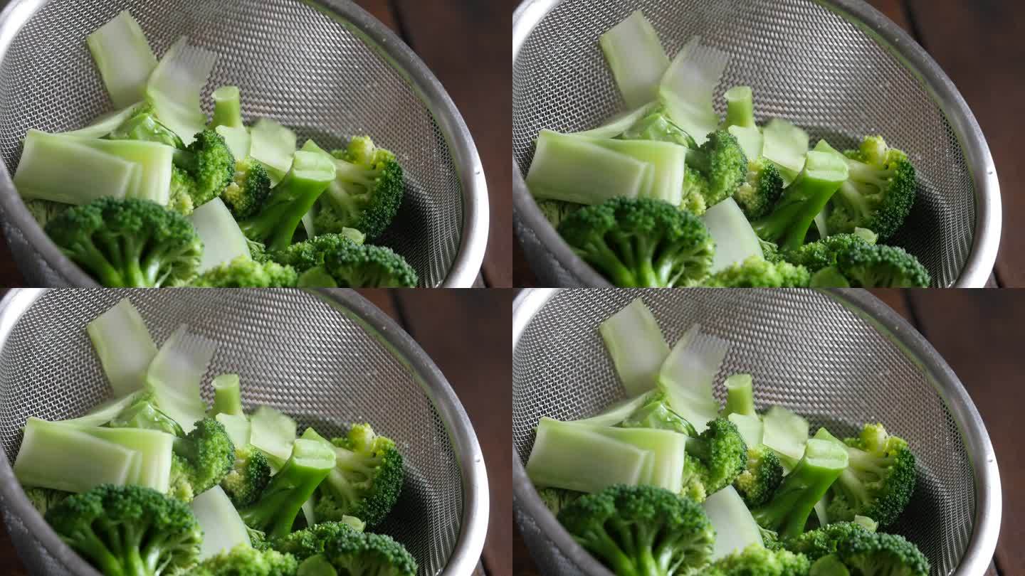 一个煮西兰花的视频，颜色是亮绿色的。热蒸汽出来了。
