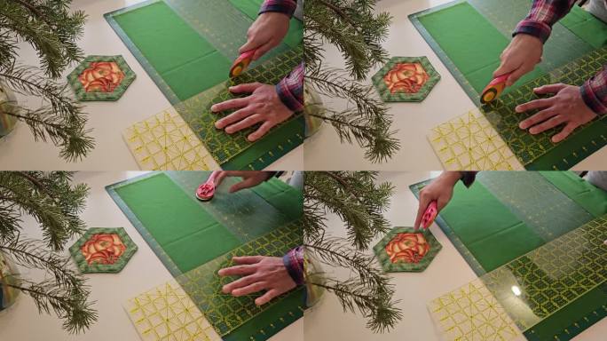 拼布被的制作过程-将织物切割成块。