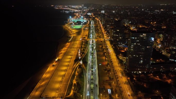 夜间照明巴塞罗那市中心交通街海湾路航拍全景4k西班牙