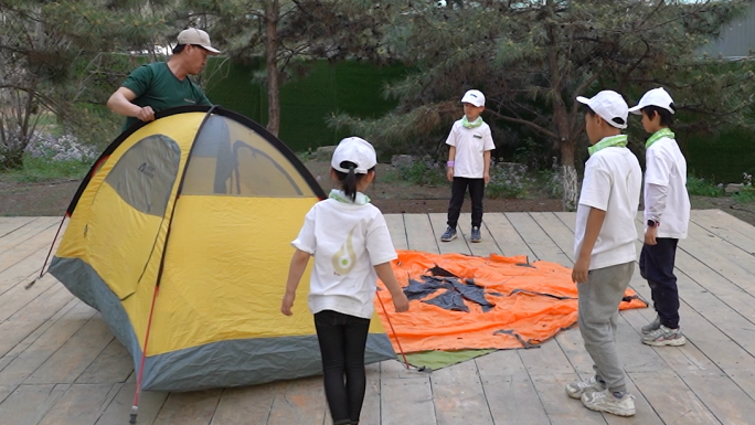 青少年在一起学习支帐篷