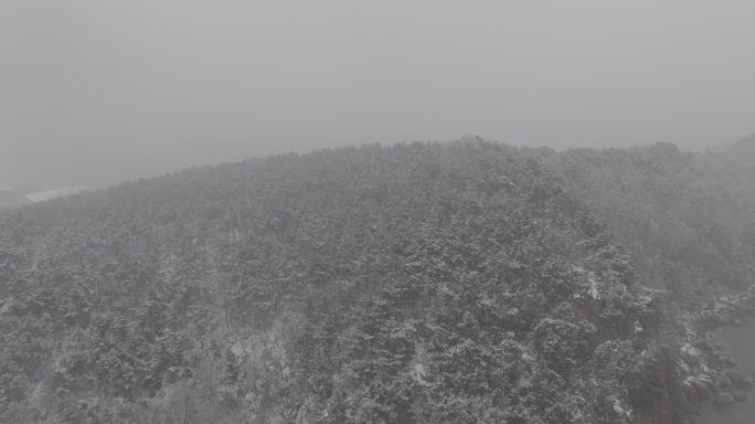 航拍山东荣成俚岛烟墩角村烟墩山冬季雪景