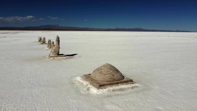 乌尤尼盐滩雕塑:低空飞过玻利维亚盐滩雕塑