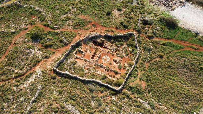 泰纳雷角考古遗址在欧洲，希腊，伯罗奔尼撒，马尼在夏天的一个阳光明媚的日子。