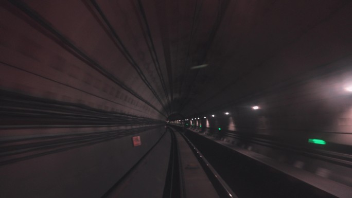 地铁穿梭延时拍摄穿越隧道第一视角前进