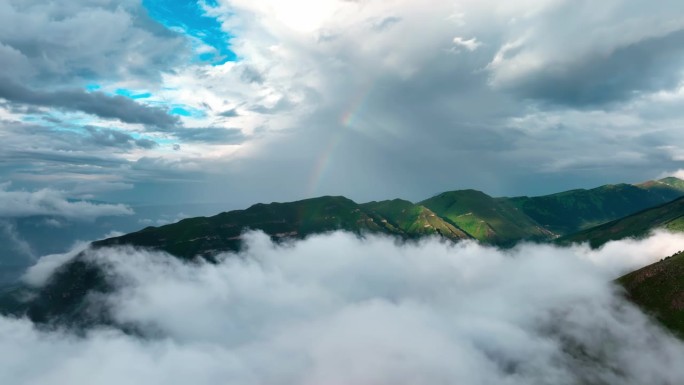 云中出现的山峰有彩虹。云中出现的山峰有彩虹