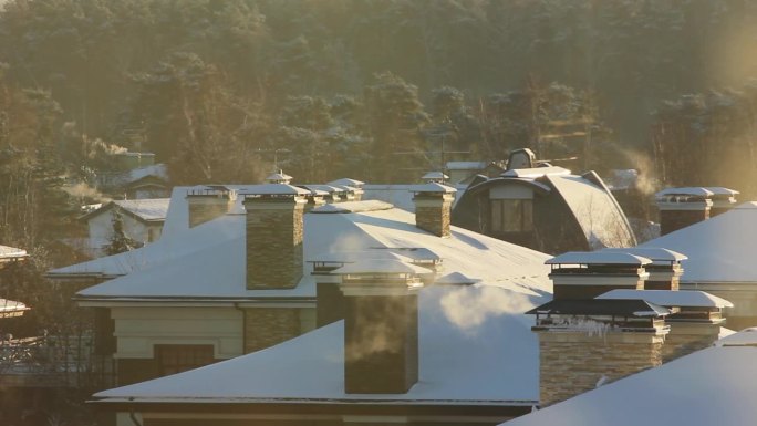 冬天村舍屋顶烟囱冒出的烟，寒冷季节取暖
