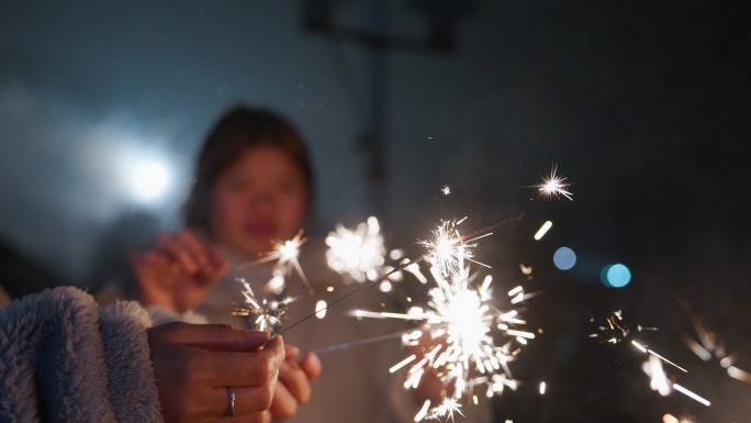 过年除夕手持烟花仙女棒放烟花火花燃尽