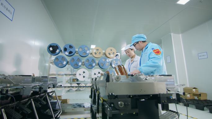 工厂生产线工人工作车间自动化生产科技产线