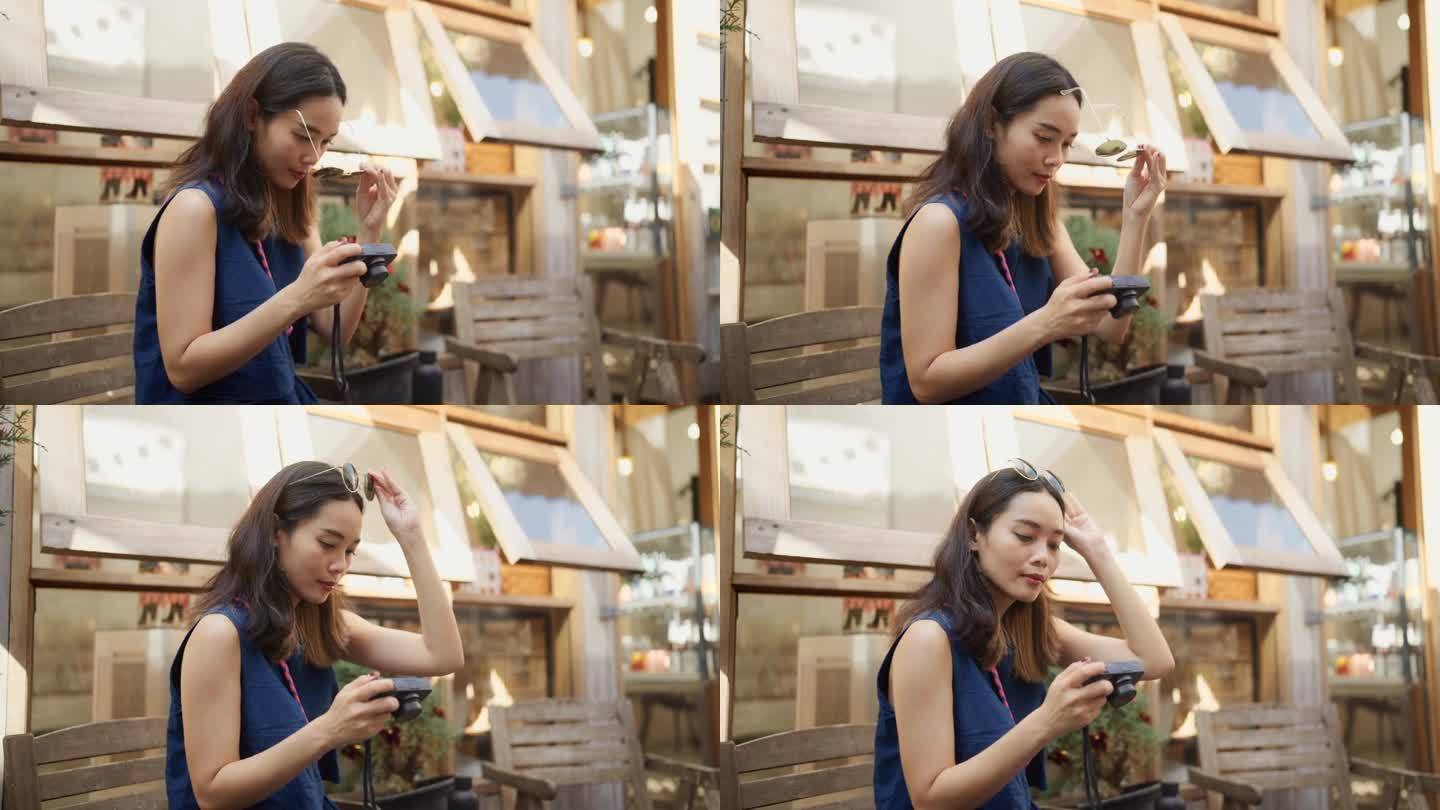 一位坐在城里一家商店里看着相机上照片的快乐女子