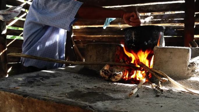 用手工水泥制成的木头炉子上的火洞，在拉丁美洲城镇使用