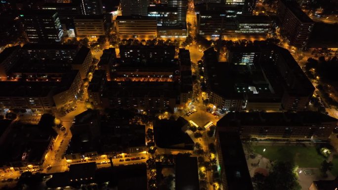 夜间照明飞行在巴塞罗那城市街区交通街道道路空中俯视全景4k西班牙
