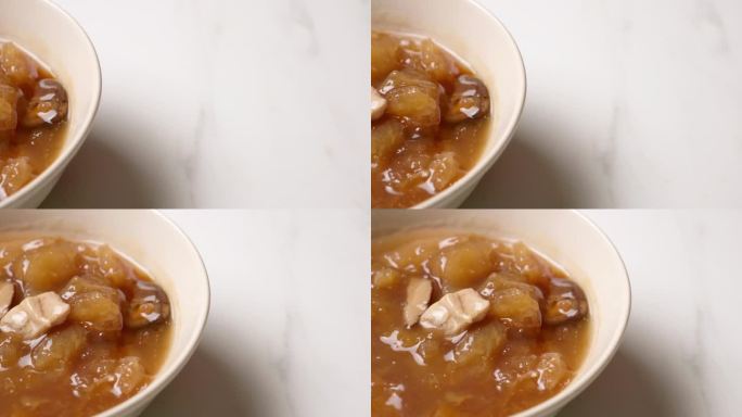 一碗鸡鱼肚汤从左边移动到画面的右边。