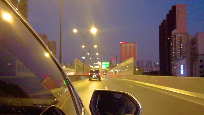 城市夜晚汽车在马路上行驶夜景视频素材2分