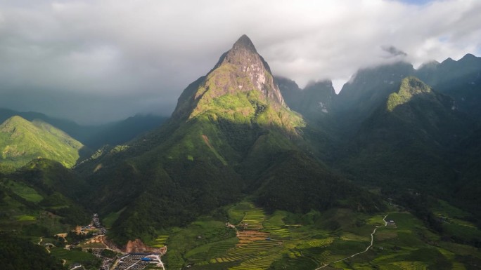 空中拍摄的山脉在越南北部的中庆的早晨