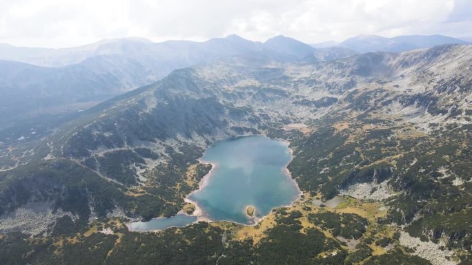 保加利亚里拉山臭湖鸟瞰图