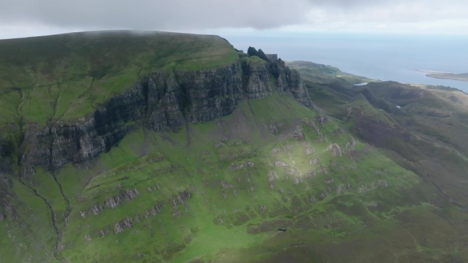 夏季，无人机拍摄苏格兰斯凯岛的奎莱恩