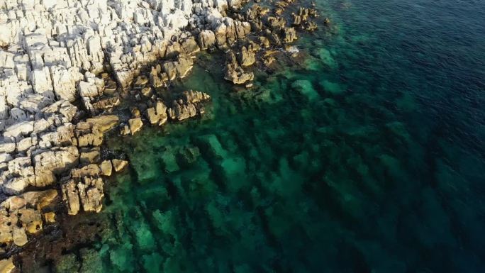 欧洲、希腊、伯罗奔尼撒半岛、马尼岛的泰纳雷角海滩的边缘，夏日里阳光明媚的一天。