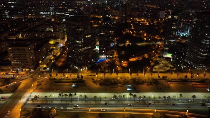 夜间照明巴塞罗那市中心交通街道海湾路航拍全景4k西班牙