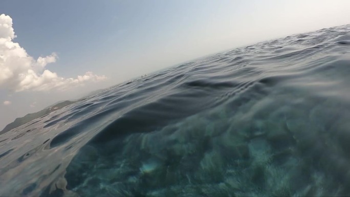 夏季室外游泳池的水波面，天空中有云的运动场景