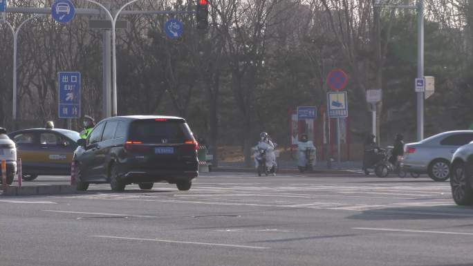 冬天人文城市骑车马路上班气息忙碌生活街景