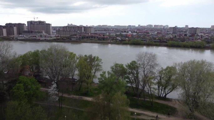 克拉斯诺达尔，俄罗斯——2021年4月24日:库班河和河对岸的住宅楼。4 k。