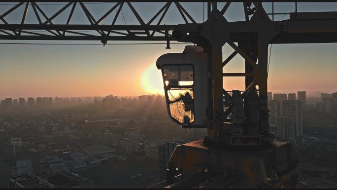 清晨塔吊上的工人与日出