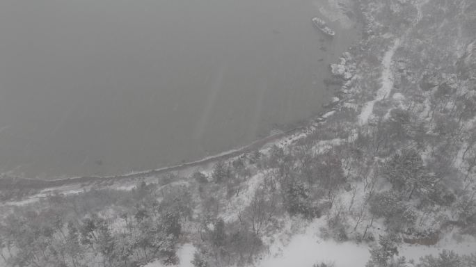 航拍山东荣成俚岛烟墩角村烟墩山冬季雪景