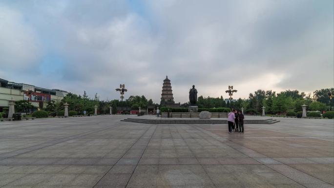 西安大雁塔南广场早晨大范围延时