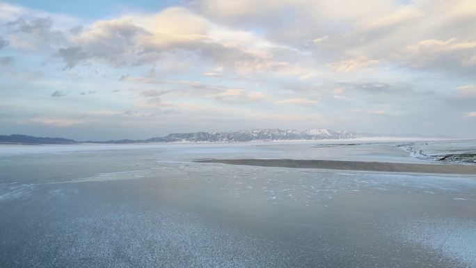 航拍赛里木湖蓝冰 冬季雪景