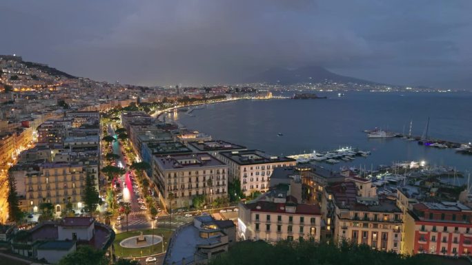 平移HDR拍摄于意大利那不勒斯的夜晚。那不勒斯城市的老城区，有堤岸和维苏威火山的景色